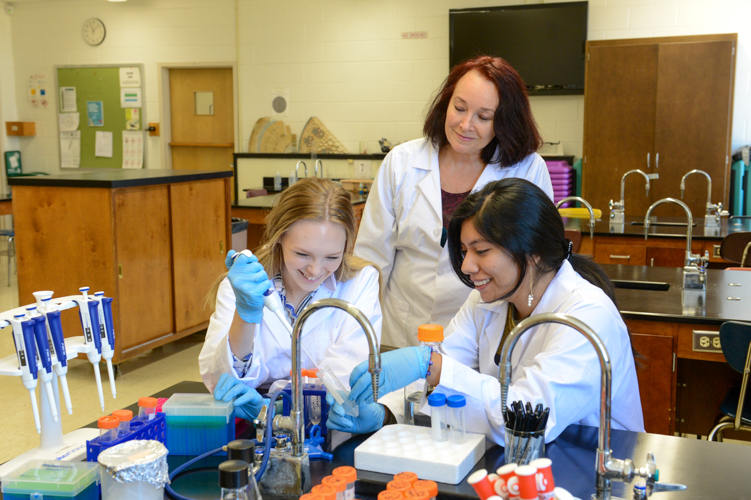 Jenna, Dr. Eivazova and Johanna in a lab